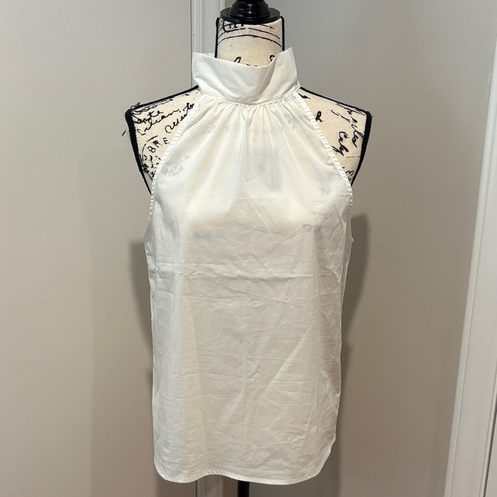 MOTIF Elegant White Sleeveless Top